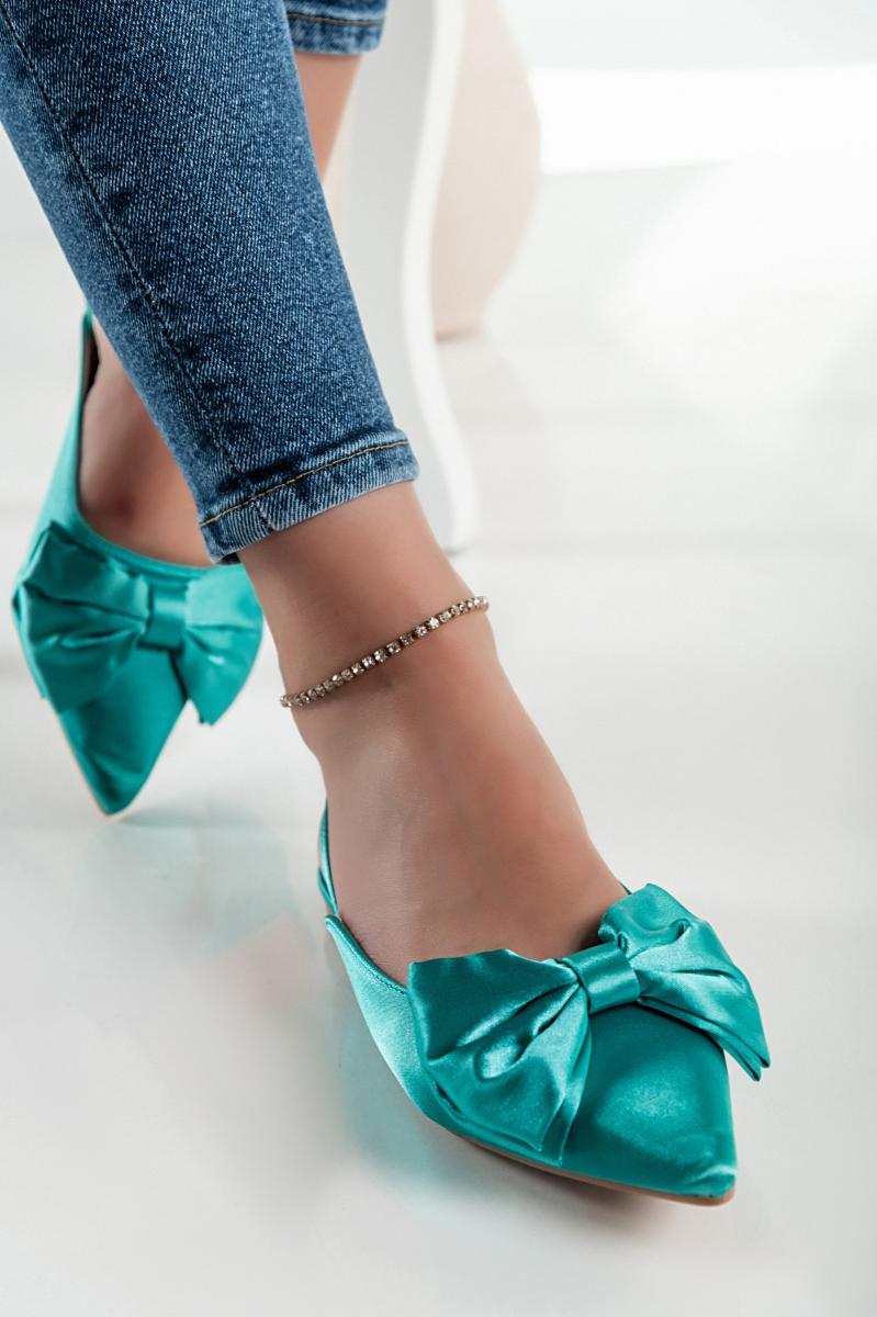 Buty z ozdobną kokardą
