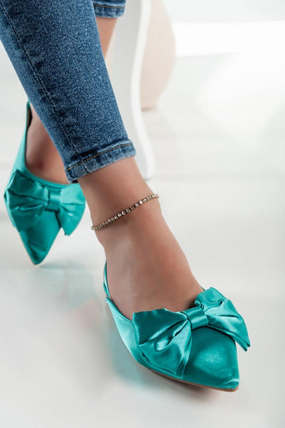 Buty z ozdobną kokardą
