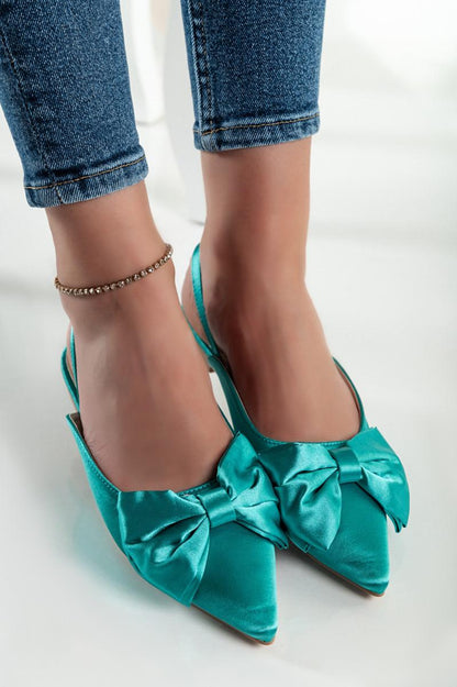 Buty z ozdobną kokardą