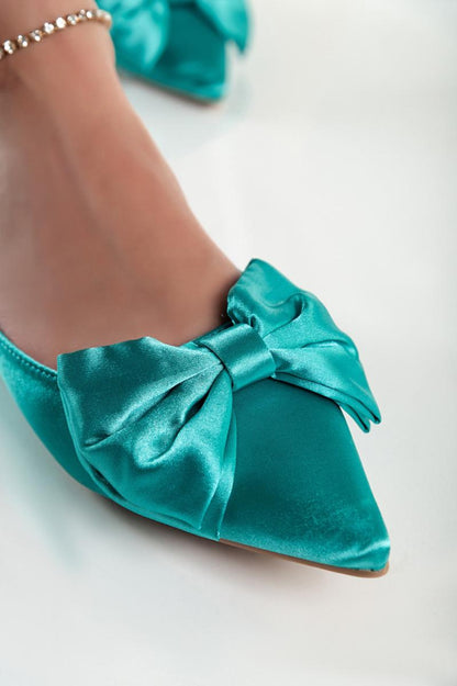 Buty z ozdobną kokardą