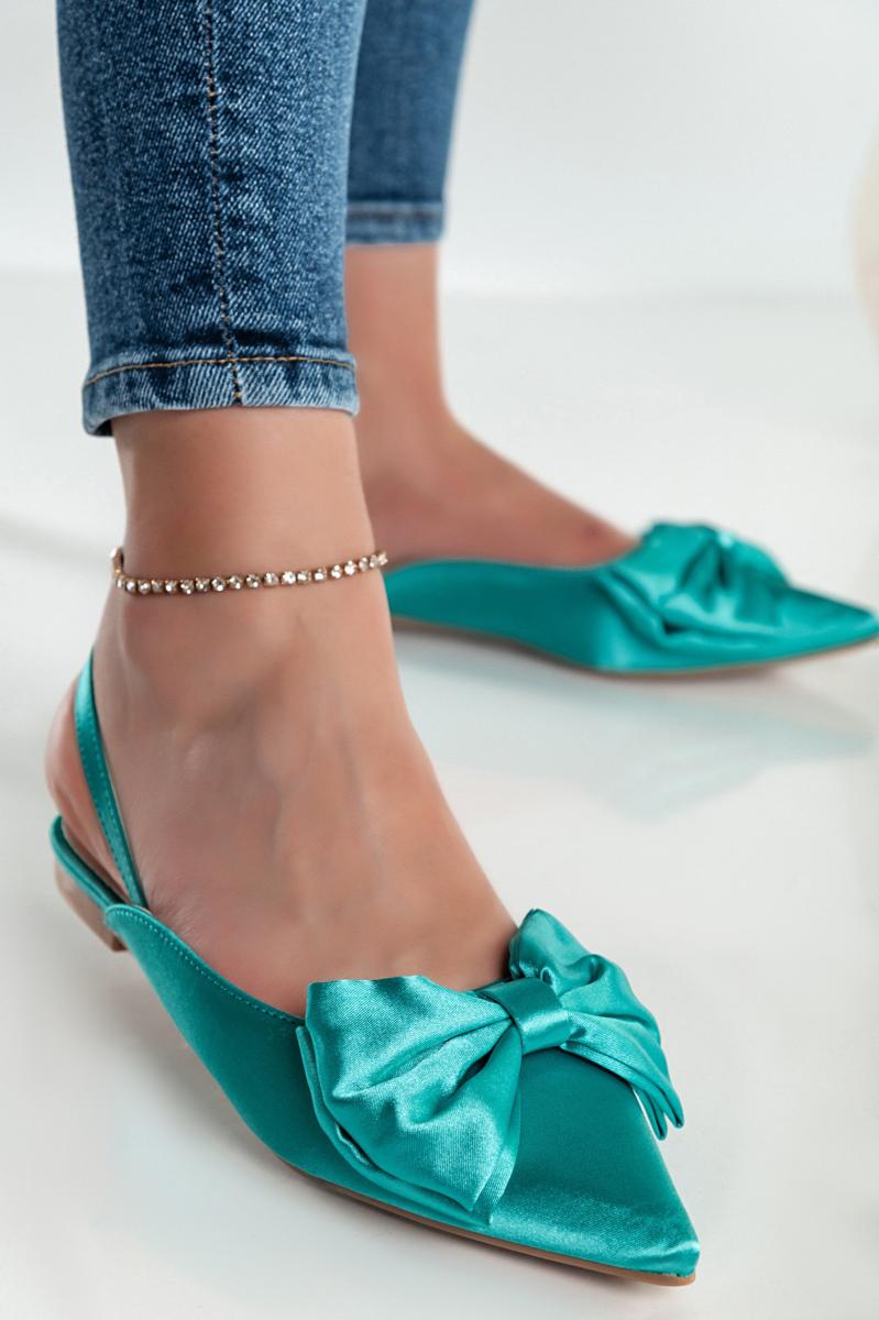 Buty z ozdobną kokardą