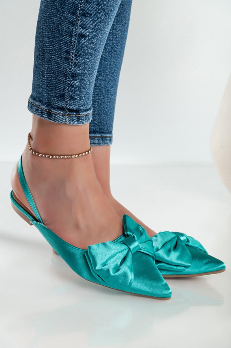 Buty z ozdobną kokardą