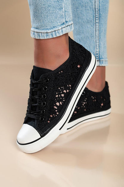Divatos sportcipő csipkés felsőrésszel