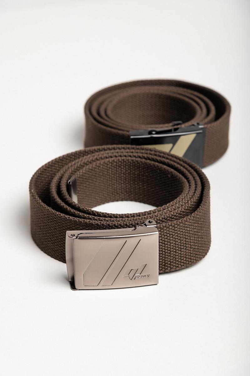 Conjunto de dois cintos castanhos.