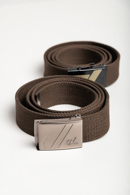 Conjunto de dois cintos castanhos.