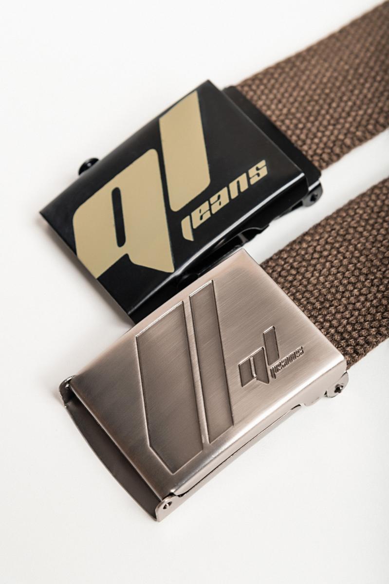 Conjunto de dois cintos castanhos.