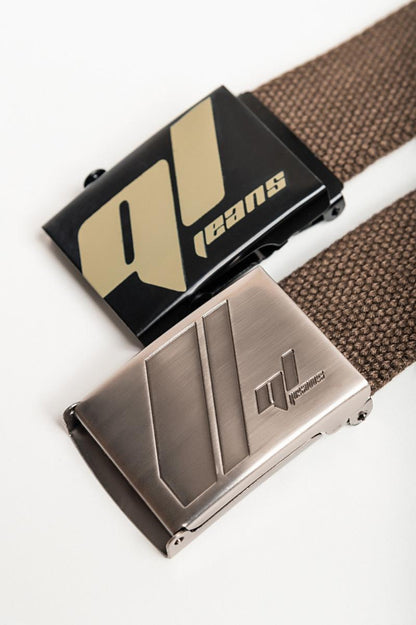 Conjunto de dois cintos castanhos.