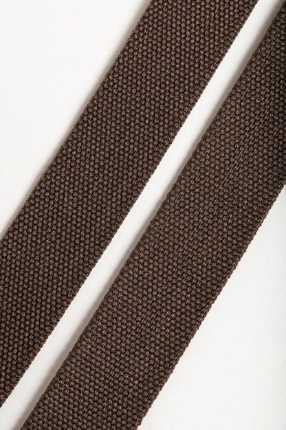 Conjunto de dois cintos castanhos.