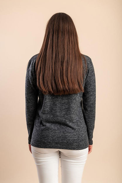 Пуловер с декоративен детайл