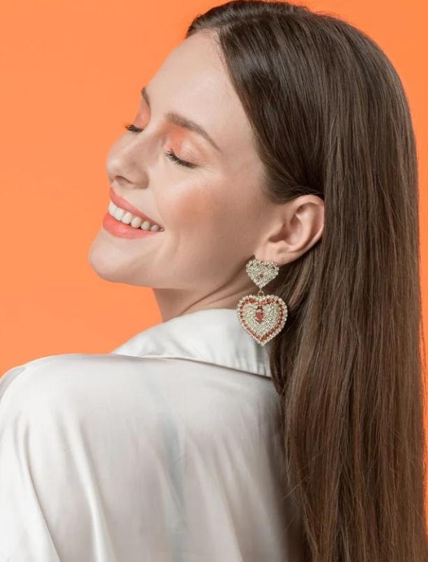 Brincos elegantes com strass