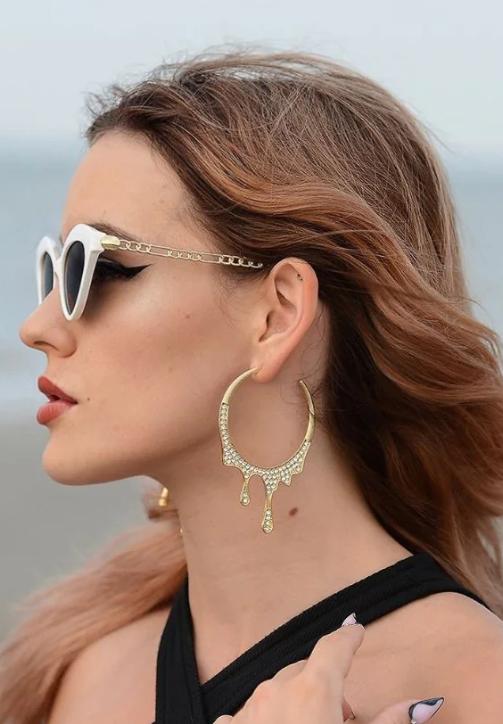 Brincos elegantes com strass em tom dourado.