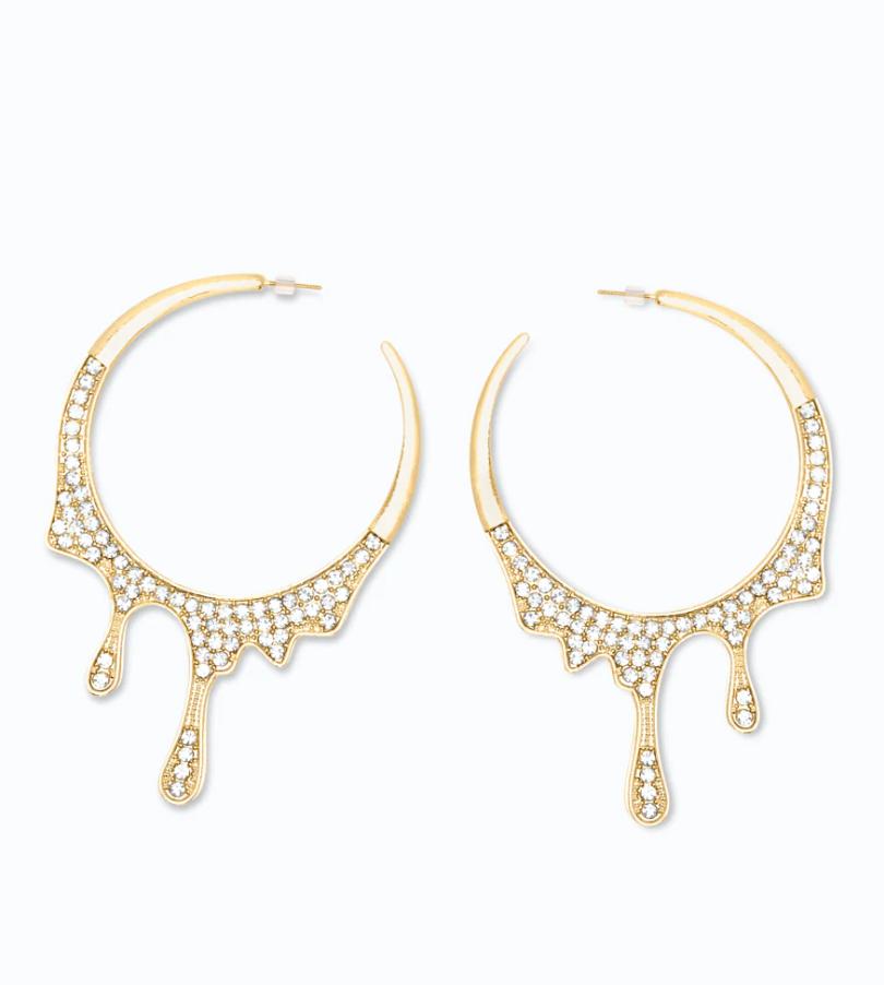 Brincos elegantes com strass em tom dourado.