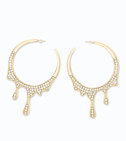 Brincos elegantes com strass em tom dourado.