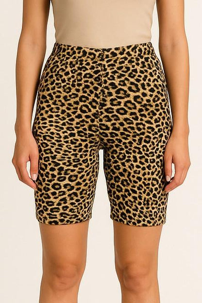 Eng anliegende Shorts mit Leopardenprint