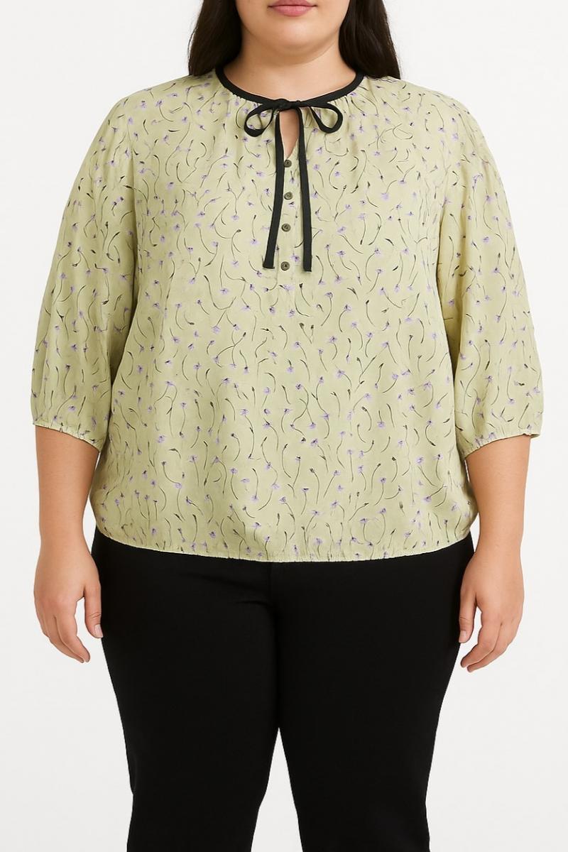 Blusa de talla grande con estampado floral