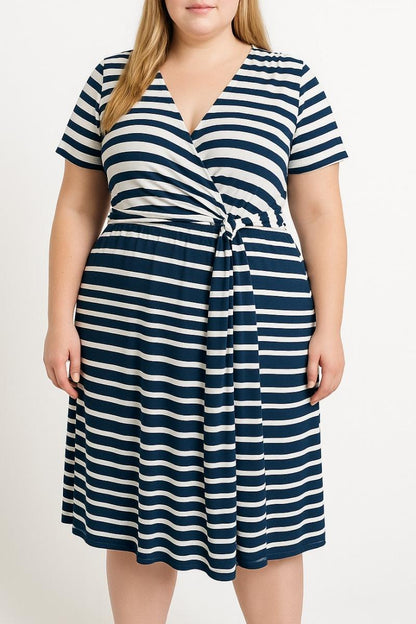 Vestido midi às riscas de tamanho grande