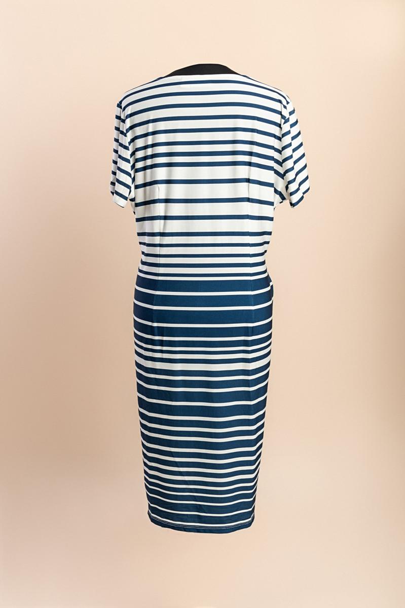 Vestido midi às riscas de tamanho grande