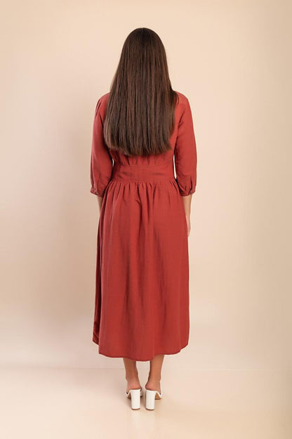 Vestido midi de tamanhos grandes com botões