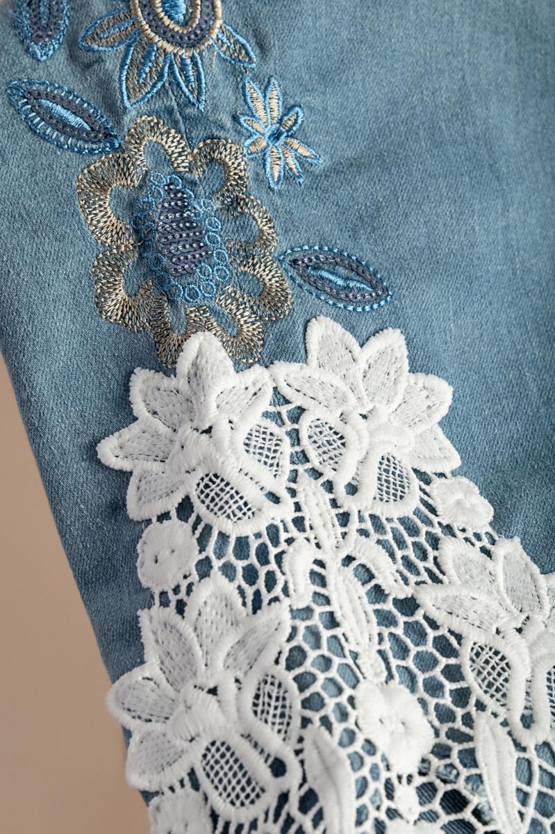 Jeans plus size com renda