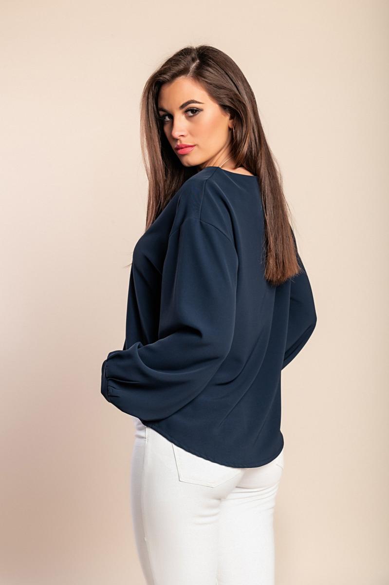 Bluse mit Halskette