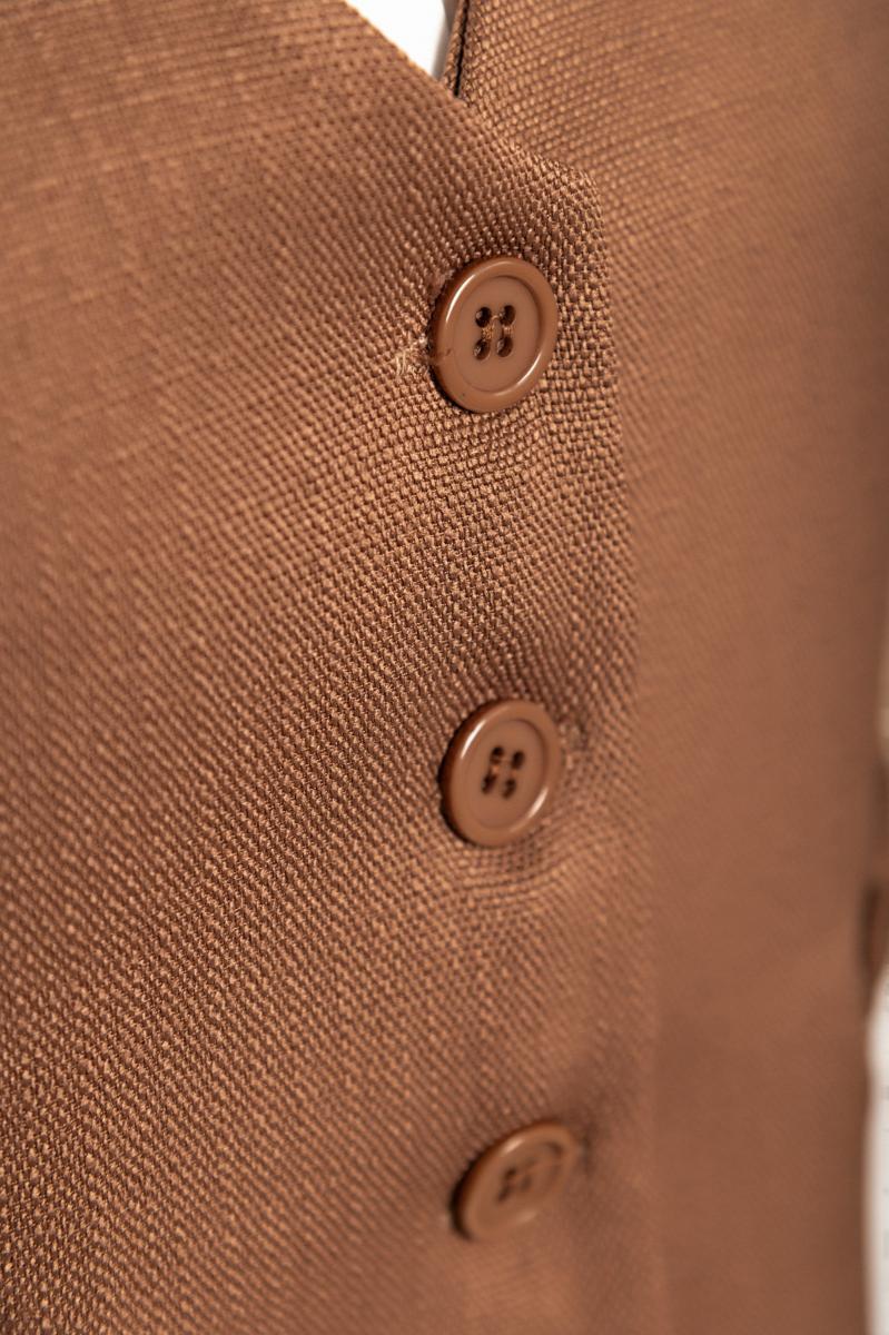 Elegant vest with buttons