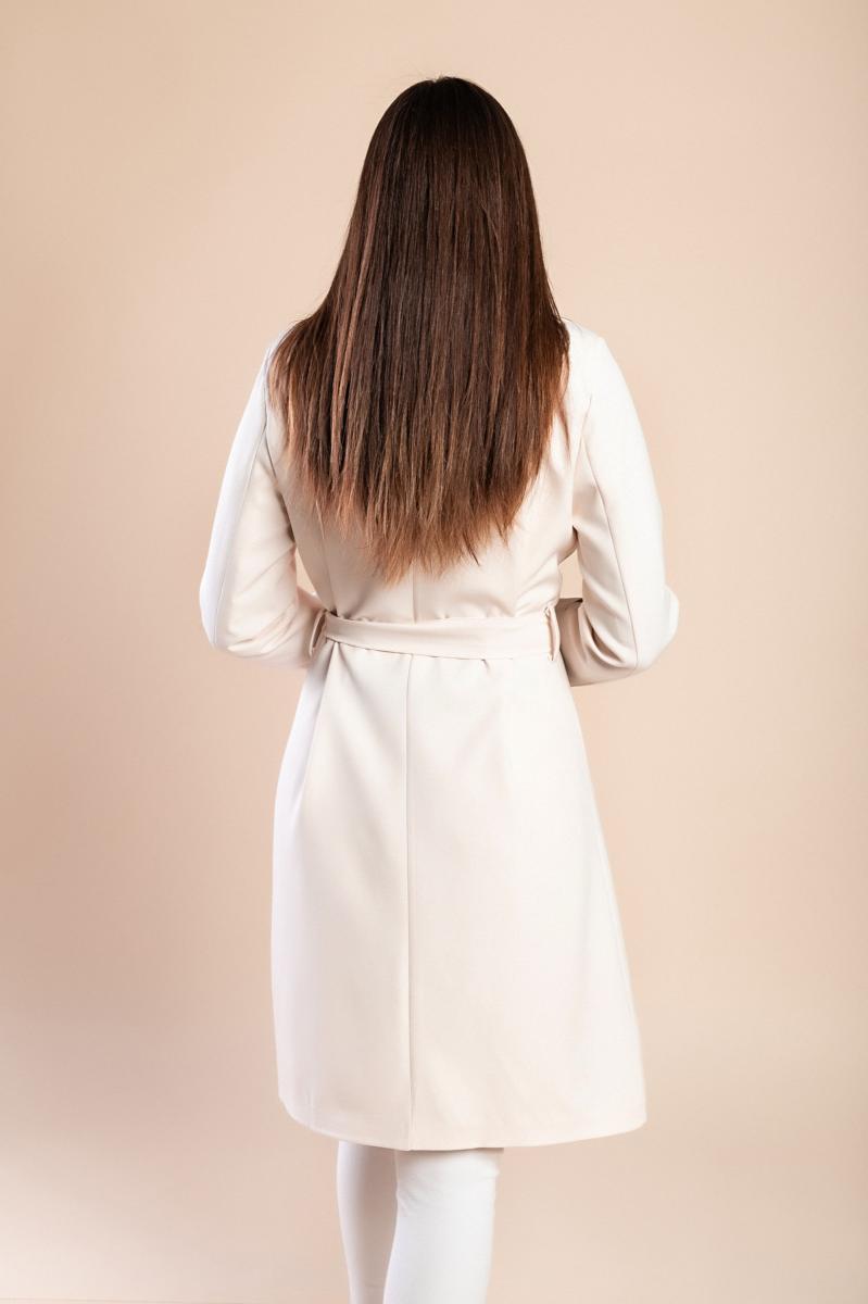 Trench elegante con bottoni