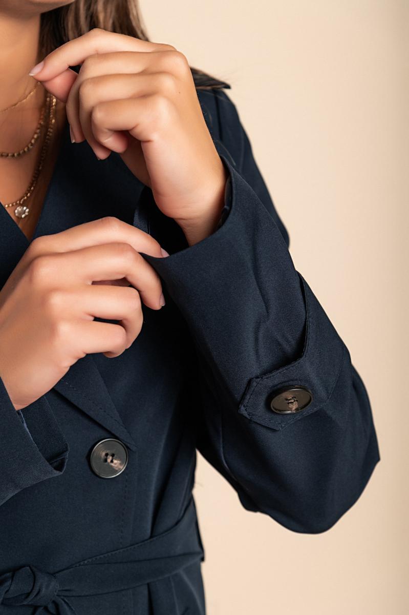 Elegant trench coat with buttons