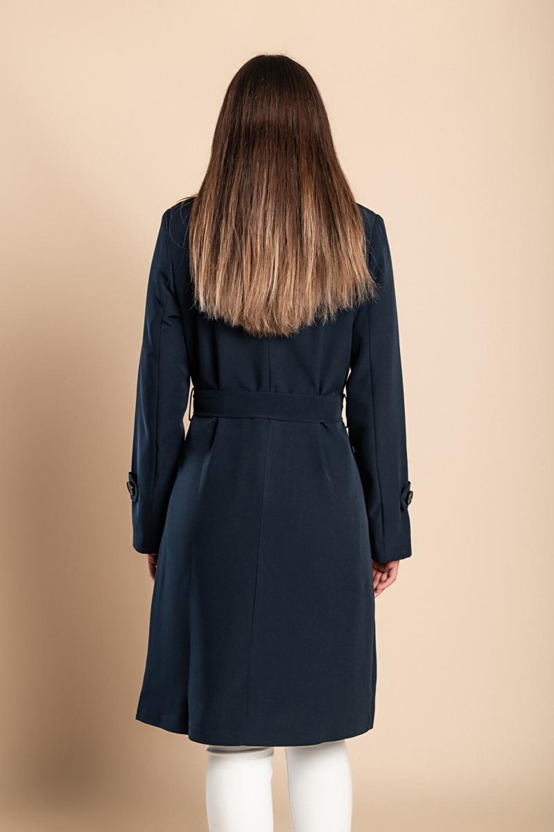 Elegant trench coat with buttons