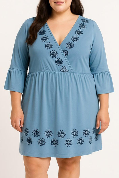 Sukienka mini plus size z dekoltem w kształcie litery "V"