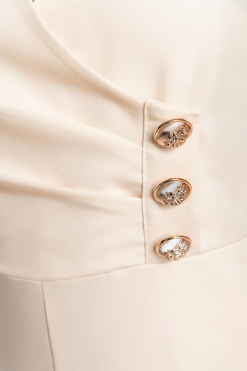 Tuta elegante con bottoni decorativi
