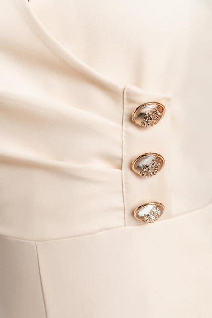 Tuta elegante con bottoni decorativi