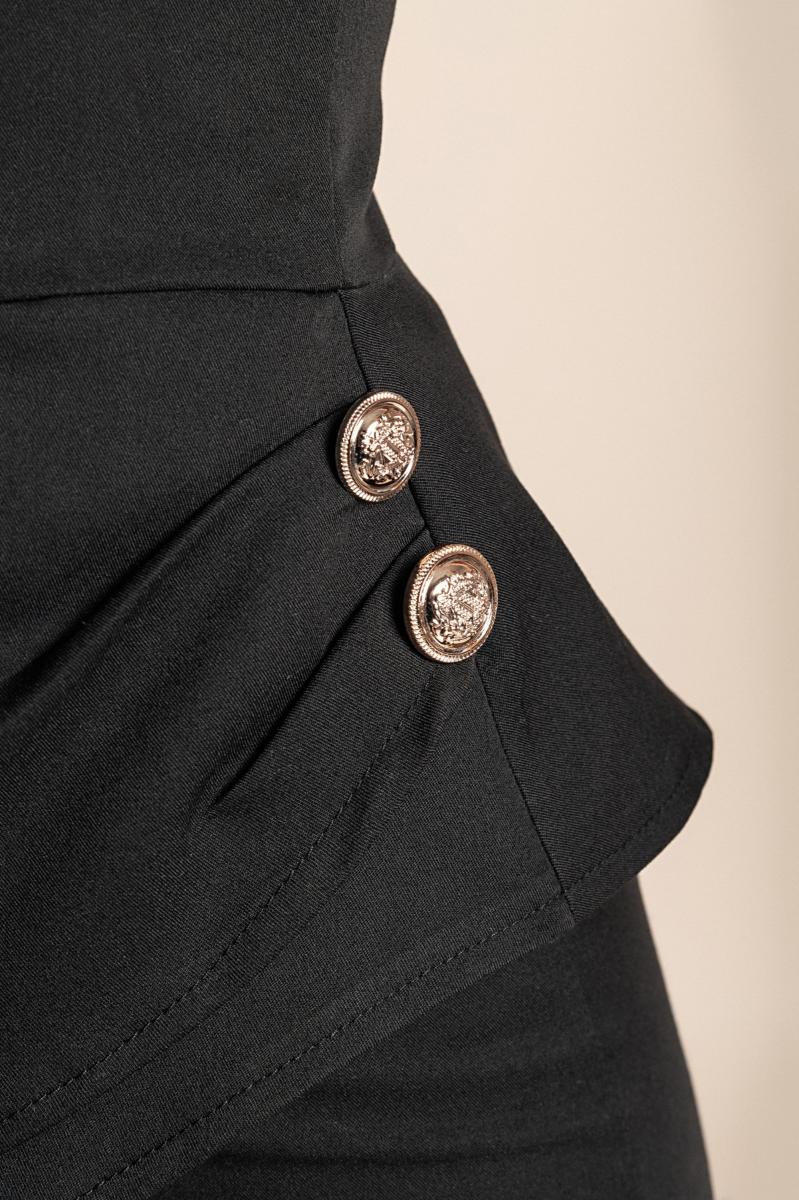 Elegante tuta con bottoni decorativi