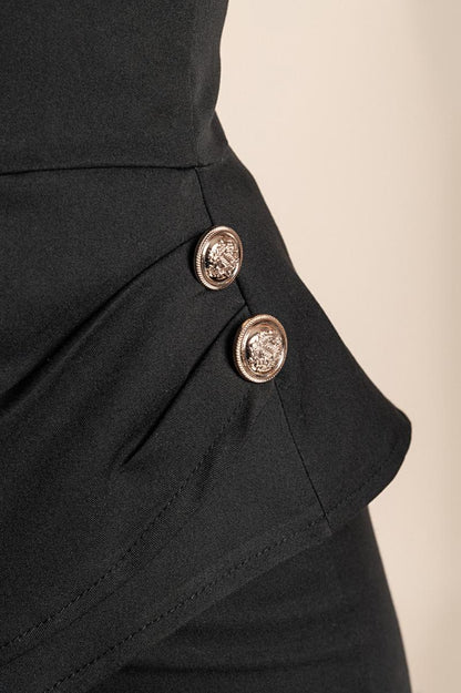 Elegante tuta con bottoni decorativi