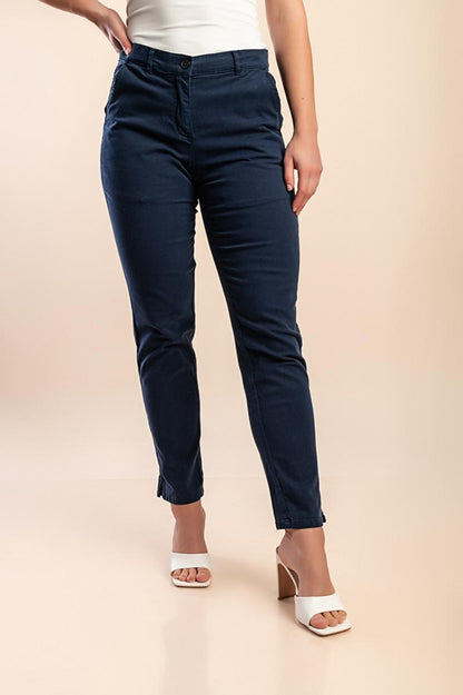 Bawełniane spodnie o kroju slim fit