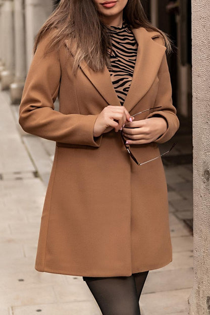 Elegant coat with one button