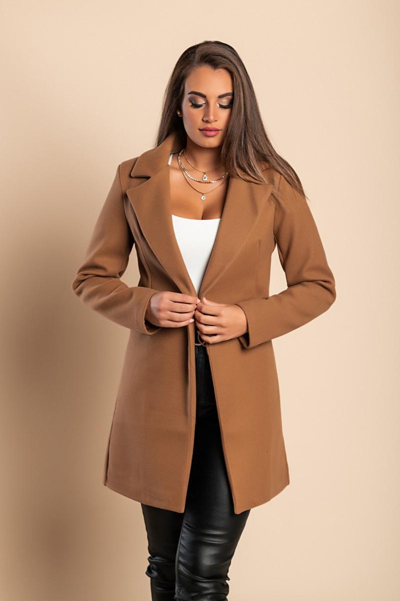 Elegant coat with one button