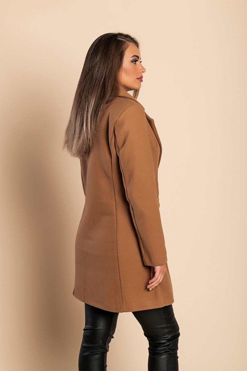 Elegant coat with one button