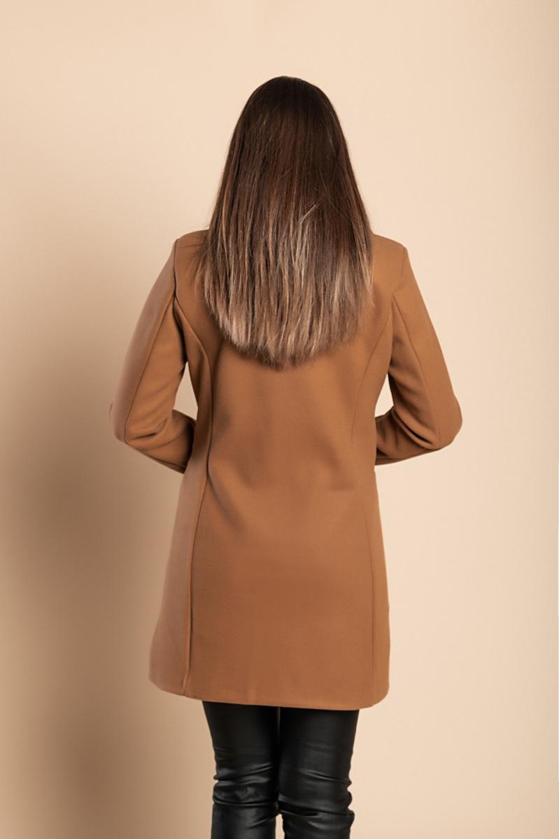 Elegant coat with one button