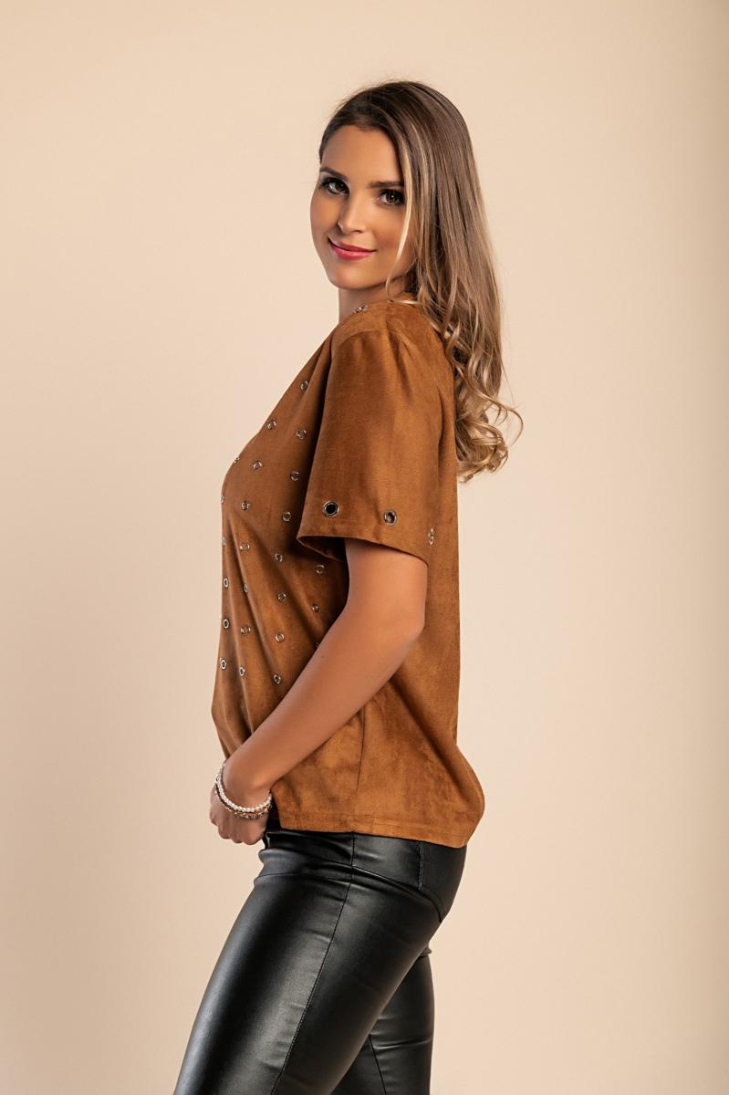 T-shirt ampia con anelli in metallo