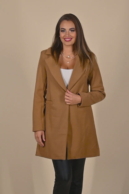 Elegant coat with one button