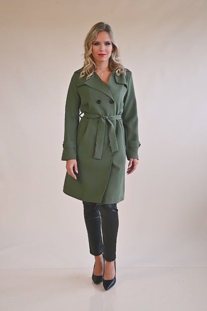 Elegante trench con bottoni